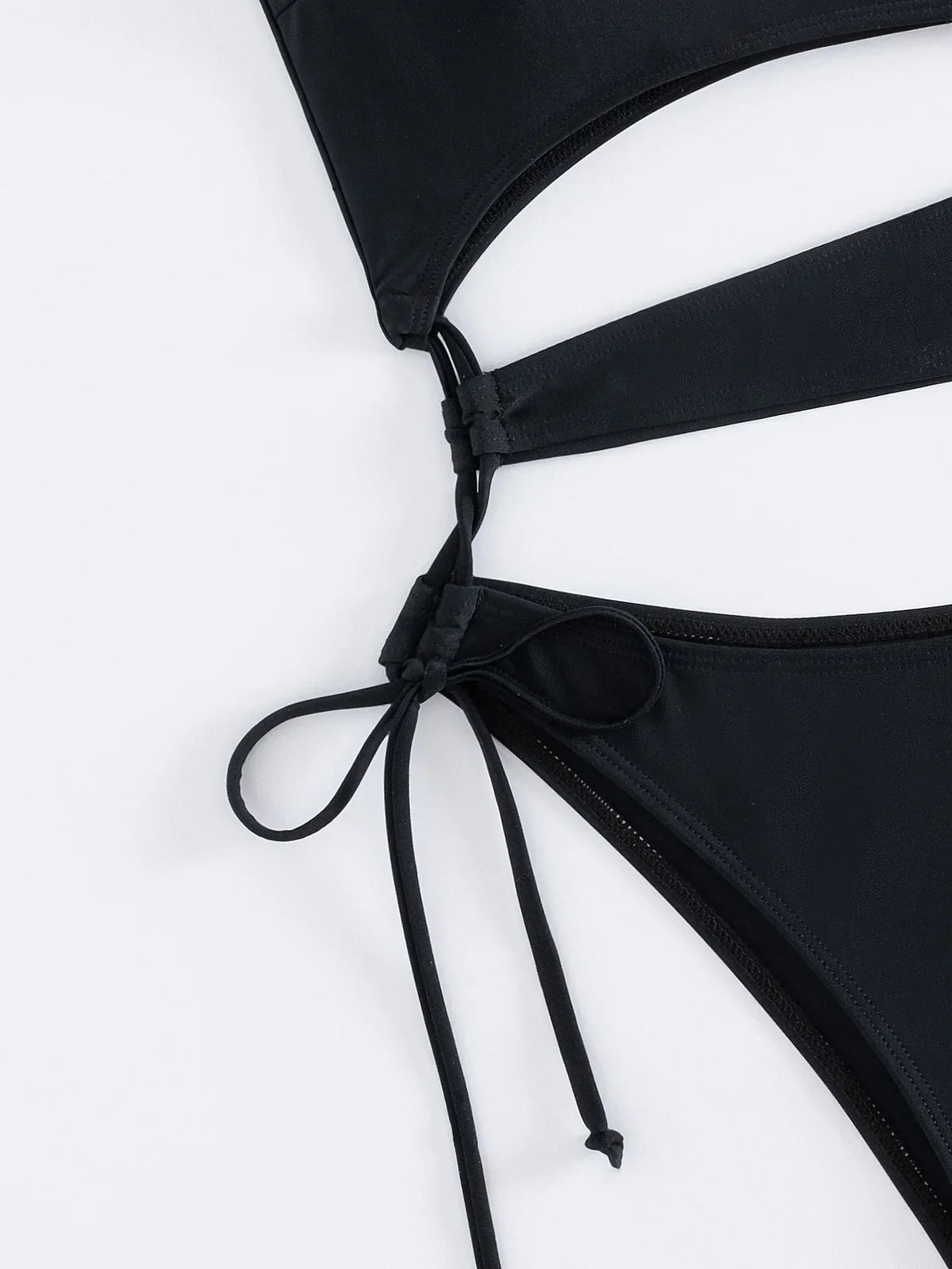 Monokini z praktycznym wiązaniem w talii