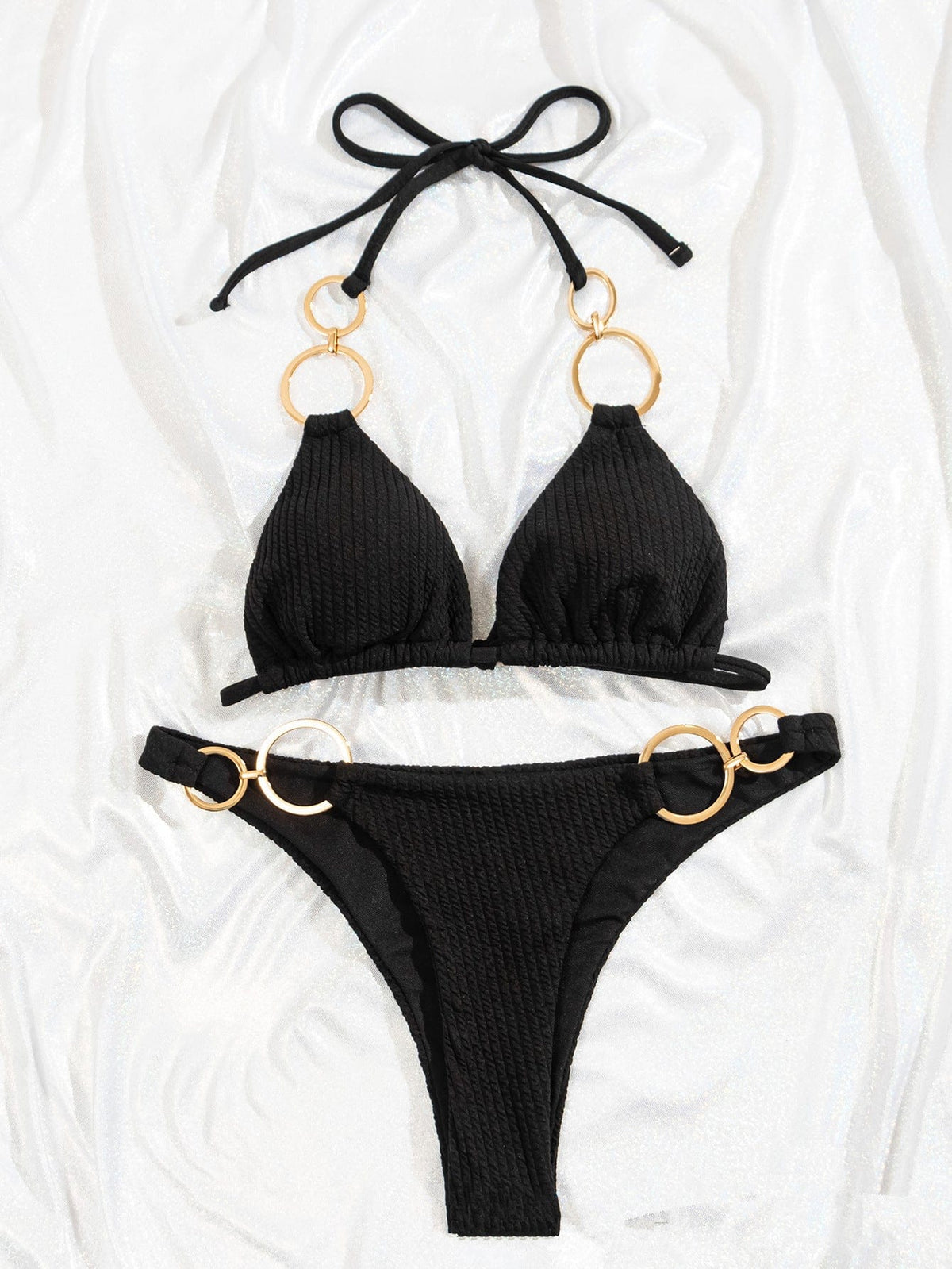 Bikini z ozdobnymi kółeczkami