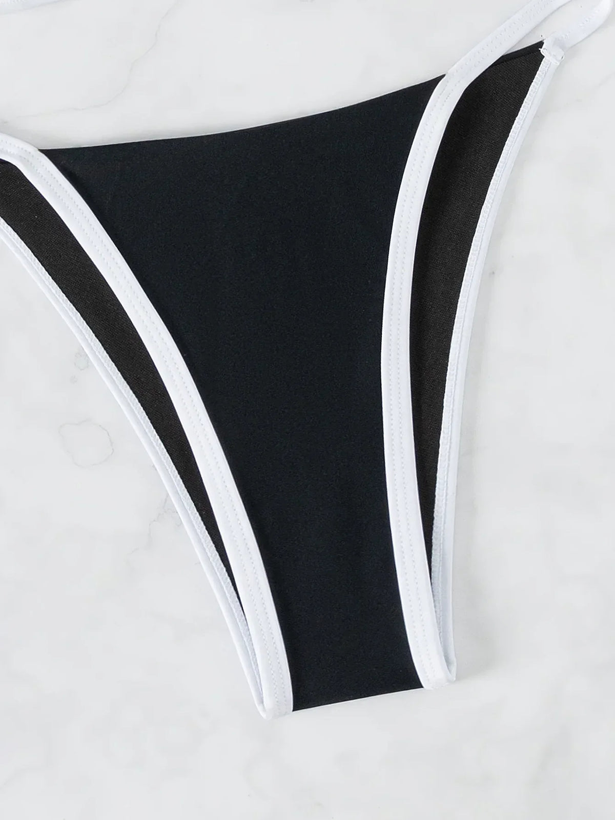 Bikini z regulowanym wiązaniem na plecach