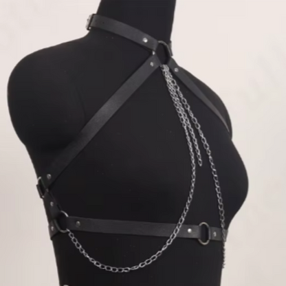 Skórzany harness na klatkę piersiową z łańcuszkiem