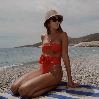  Dwuczęściowy strój kąpielowy bikini wiązany z wysokim stanem i kwiatem