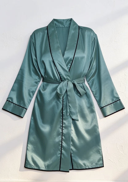 Długi satynowy szlafrok damski z kontrastowymi szwami