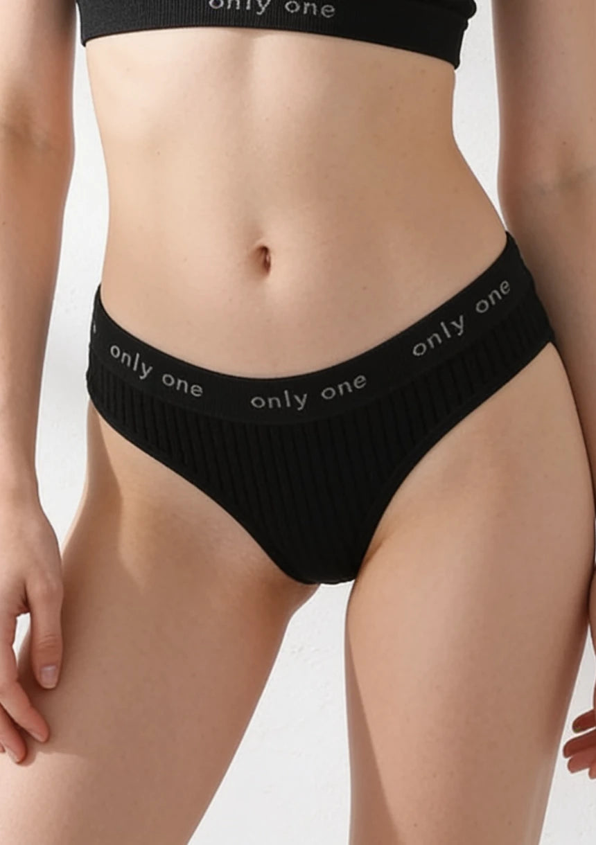 Majtki sportowe stringi z prążkowanego materiału