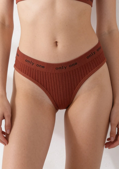 Majtki sportowe stringi z prążkowanego materiału