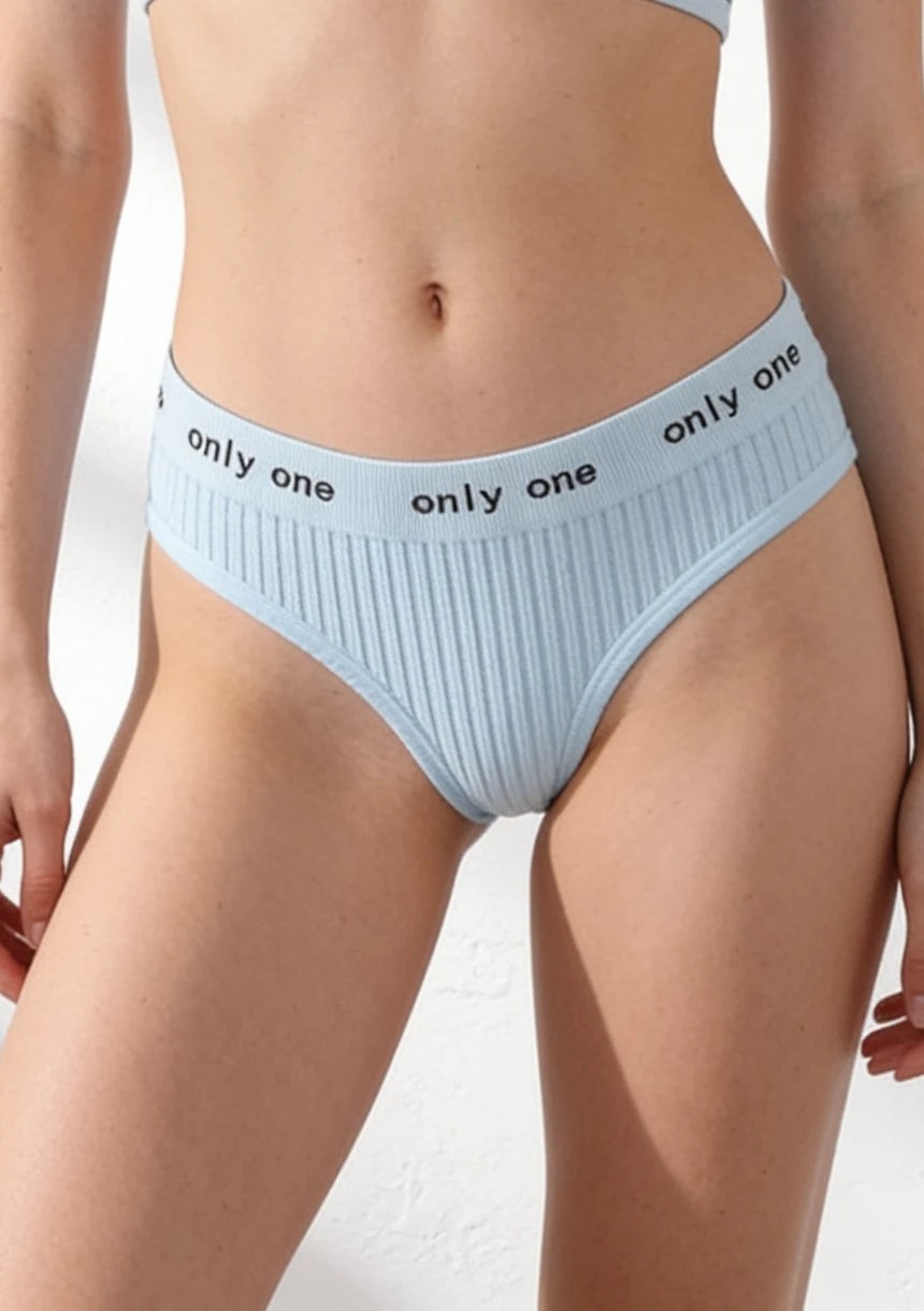 Majtki sportowe stringi z prążkowanego materiału