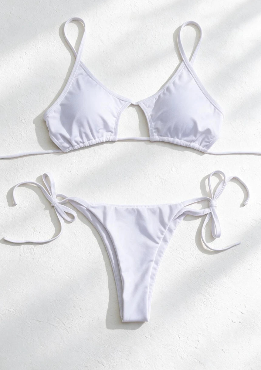 Biały dwuczęściowy strój kąpielowy bikini z wycięciem