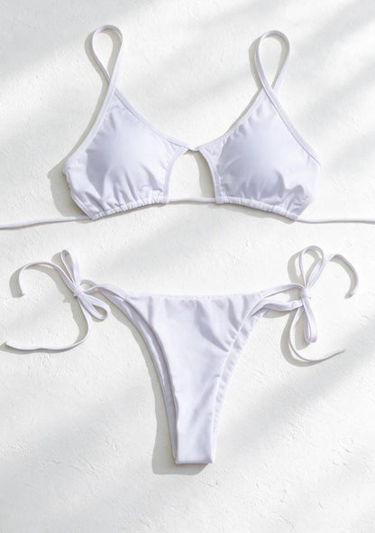 Biały dwuczęściowy strój kąpielowy bikini z wycięciem